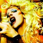 Imagen del actor de la película Hedwing cantando: simula ser una mujer de pelo rubio largo